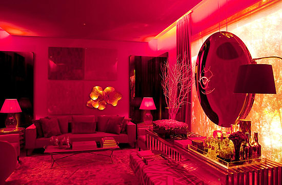 O lounge em vermelho total, criado pelo arquiteto Roberto Migotto reúne peças, objetos e obras de arte