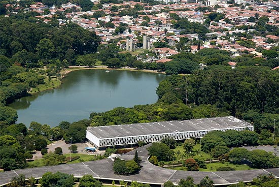 O parque Ibirapuera, na cidade de São Paulo, é um dos principais pontos turísticos no roteiro dos voos de passeio