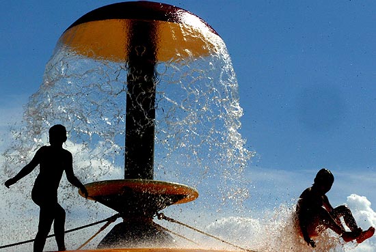 Banhistas se divertem no parque aquático Wet'n Wild, que promove festa de Réveillon "open bar"