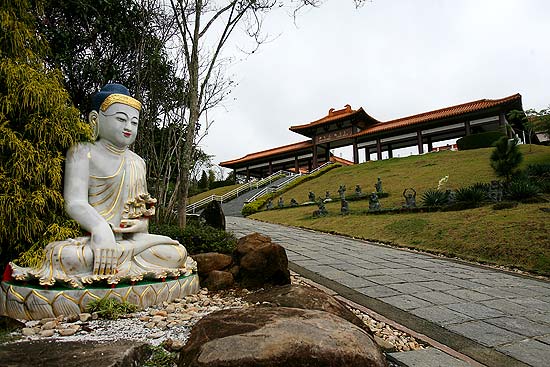 Templo Zu Lai, em Cotia, tem pátio interno, jardim de cerejeiras, sala de meditação e muitas estátuas de Buda