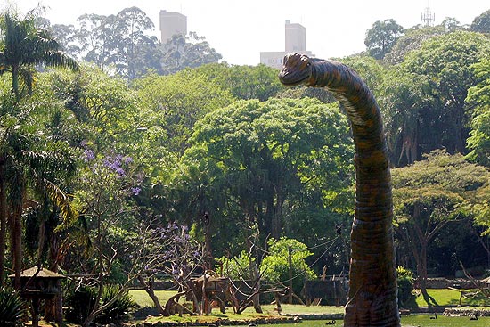 Réplica de dinossauro feita pelo artista plástico Eduardo Srur, no lago do zoológico de SP. Crédito: Divulgação.