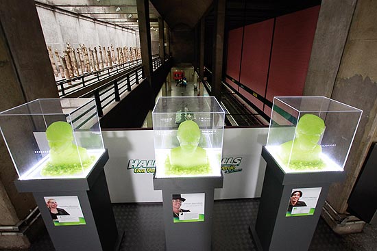 Esculturas feitas de Halls de uva verde ganham exposição no metrô Ana Rosa. Crédito: Divulgação.