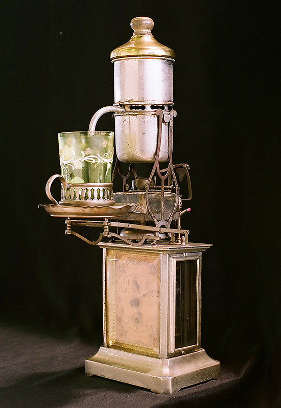 Relógio que prepara café é umas das peças em exposição do acervo do Museu do Relógio (zona oeste de SP)