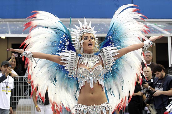 Ana Hickmann (foto) em desfile da escola de samba Vai-Vai no sambódromo de São Paulo no carnaval de 2010