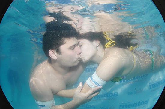 Parque aquático Wet'n Wild (Itupeva, a 70 km de São Paulo) promove o concurso Beijo Molhado, a partir deste sábado (21)