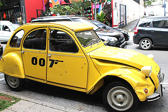 Carro de James Bond no filme "007: Somente Para Seus Olhos" fica em exposição na rua Oscar Freire esquina com Consolação 