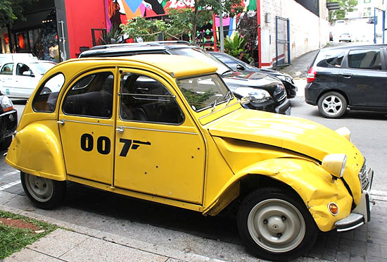 Carro de James Bond no filme "007: Somente Para Seus Olhos" fica em exposição na rua Oscar Freire