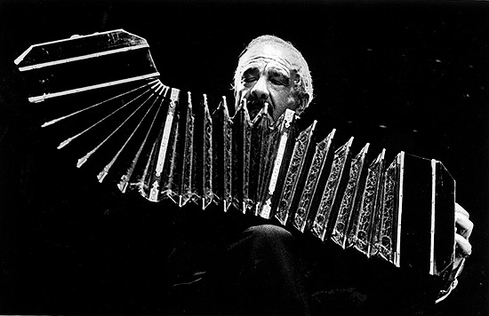 O msico argentino Astor Piazzolla (1921-1992) 