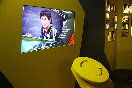 Telão (foto) apresenta momentos de diversas categorias pelas quais passou Ayrton Senna