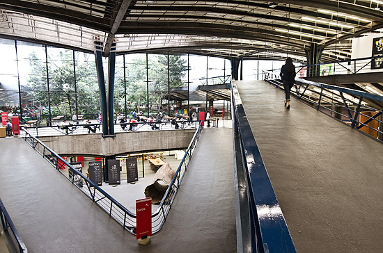 Bibliotecas amplas e bem iluminadas integram o CCSP, ao lada da estação de metrô Vergueiro