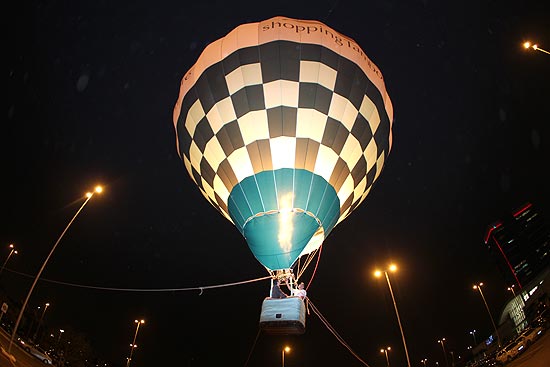 Passeio de balão para pais e filhos é a atração de destaque do Shopping Tamboré, inaugurado em 1992