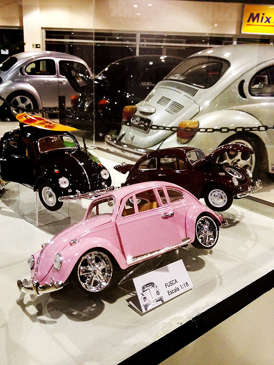 Detalhe da exposição de Fuscas no shopping Fiesta, com 50 miniaturas