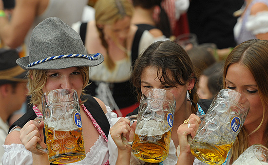 Visitantes brindam na Oktoberfest, em Munique (Alemanha); SP terá primeira edição do evento em novembro