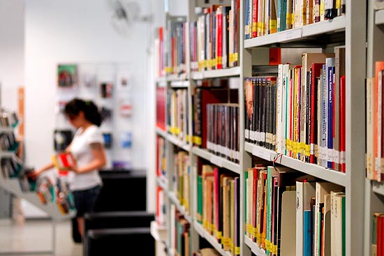 Diversos títulos em alemão podem ser encontrados na biblioteca do Instituto Goethe (foto)