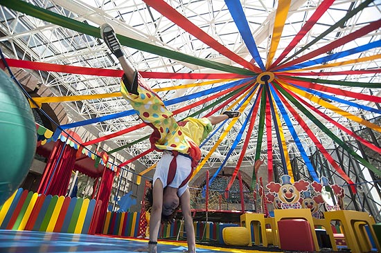 Criançada poderá se divertir com atrações circenses no Picadeiro Morumbi Shopping como a cama elástica (foto)