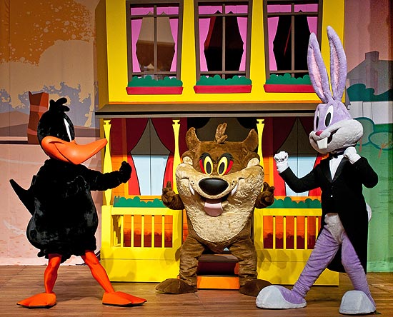 Em "Looney Tunes - O Musical" (foto), Patolino, Taz e outros personagens aparecem para atrapalhar o descanso de Pernalonga