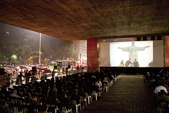 De segunda a sexta, a 36ª Mostra Internacional de Cinema exibe filmes no vao livre do MASP 