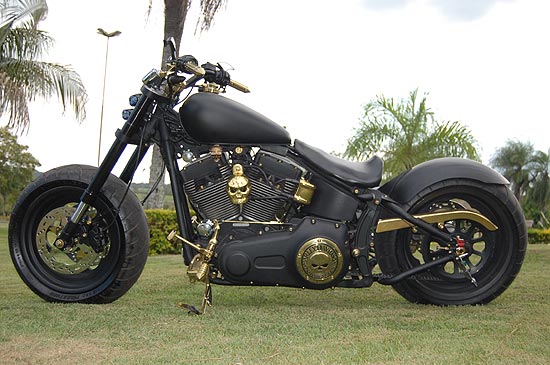 Uma Harley Davidson modelo Fat Bob, com peças banhadas a ouro, é uma das atrações do evento.