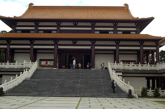 Vista do pátio interno do Templo Budista Zu Lai, localizado na cidade de Cotia, região oeste da Grande São Paulo