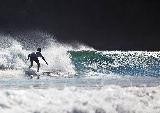 Surfistas (foto) lotam a praia de Guaeca em São Sebastião, litoral Norte de São Paulo