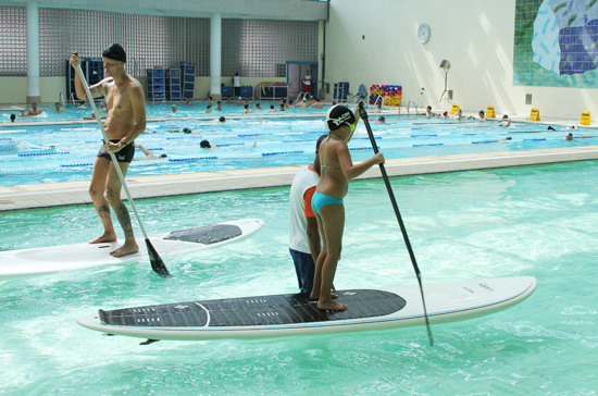 Prática de surf "stand-up" será realizada nas piscinas do Sesc Interlagos entre os dias 18 e 20 de janeiro