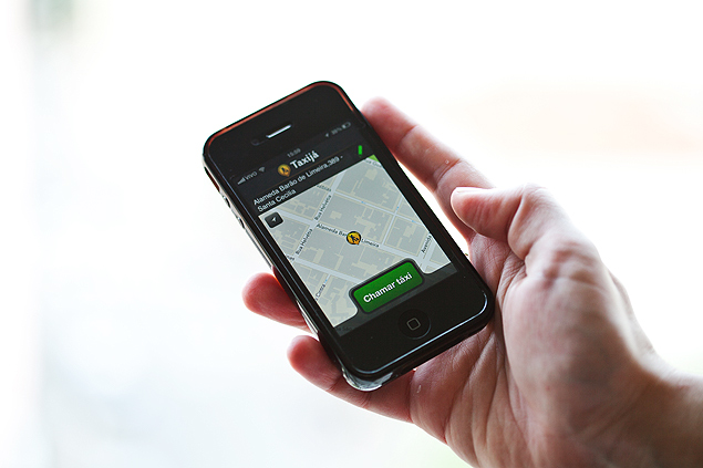 Celular com o aplicativo Taxi Já, que permite ver a placa do carro escolhido, falar com o motorista e escolher meio de pagamento
