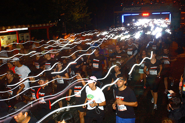 Corrida noturna em SP é animada por DJ´s. Há dois circuitos diferentes