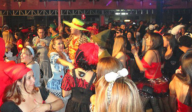 Foto de edição passada da festa à fantasia Caxorro Loco, que quer levar 5.000 pessoas ao Ginásio da Portuguesa, neste sábado