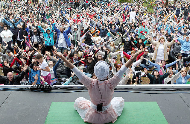 A professora Regina Shakti (costas) orienta a aula de yoga no evento Yoga pela Paz realizado em 2011 no parque Ibirapuera