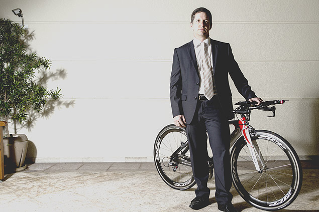 O promotor Roberto Bodini, com sua bicicleta reserva, a outra foi roubada por quadrilha que atura na Cidade Universitria, em SP 