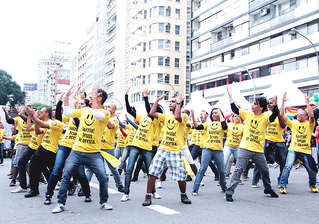 Evangélicos homossexuais da Igreja Cristã Contemporânea fazem "flashmob" na praça da República (centro de SP) 
