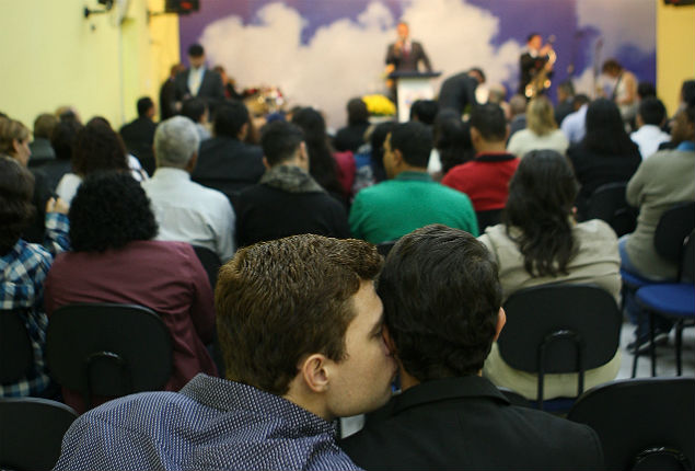 Casal durante culto da Igreja Cristã Contemporânea, na noite de anteontem, no Tatuapé, em São Paulo