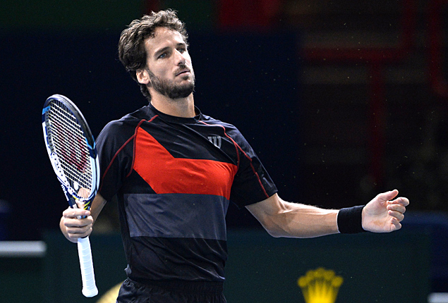 Spain's Feliciano Lopez reacts during the third round match against Czech Repuplic's Tomas Berdych at the ATP World Tour Masters 1000 indoor tennis tournament on October 30, 2014 at the Bercy Palais-Omnisport (POPB) in Paris. AFP PHOTO / MIGUEL MEDINA ORG XMIT: RC022
