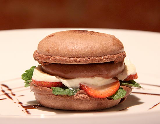 Cardápio do Gabriel inclui o hambúrguer de chocolate (foto), feito com macaron, chantili, morango e hortelã