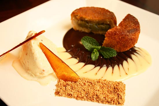 Menu de aniversário do Diversità Bistro inclui charlote de kiwi com sorvete de amendoim e calda de chocolate