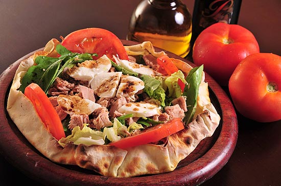 Pizza Cambury (foto), da Soggiorno, tem alface, rúcula, atum branco light, mozarela de búfala, tomate e molho