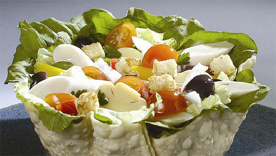 Salada taco salad, do bar Sí Señor!, é servida em uma concha de tortilla integral