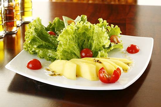 Salada tropical, sugestão da Tostare Café, vem com folhas mistas, tomates-cereja, manga, nozes e molho de maracujá