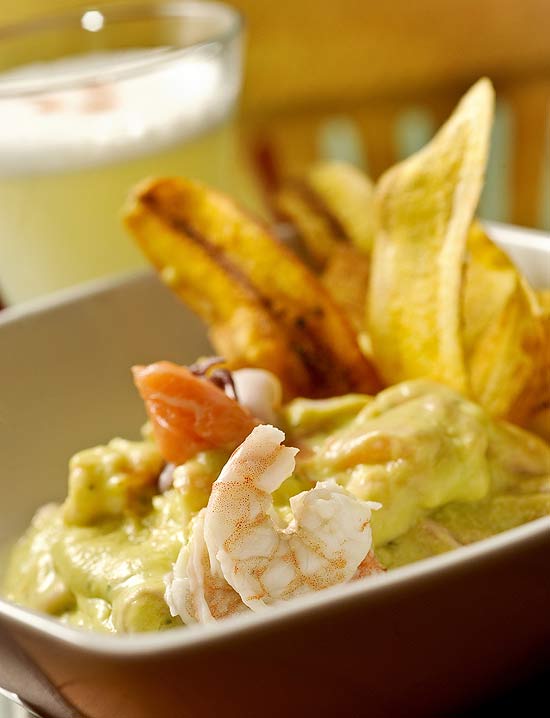 No Suri Ceviche Bar, o de la casa (foto) vem com camarão, lula e salmão, com emulsão de abacate e leite de coco