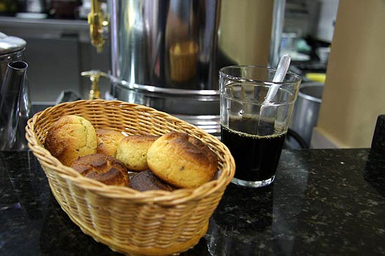 Broinhas de fubá com café de coador do espaço Café Vidro (foto), servido no copo americano