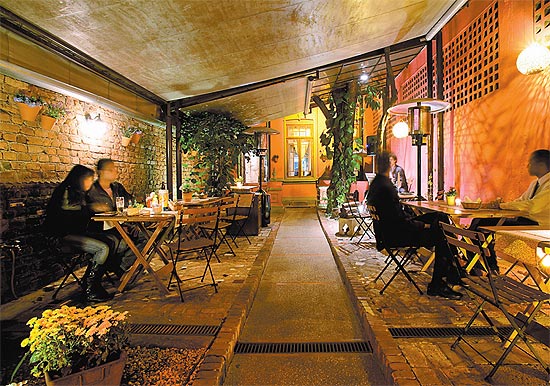 O Quintal Bar e Restaurante abriu no fim de 2010, na av.Angélica, com proposta de ser um misto de bar e "restô"