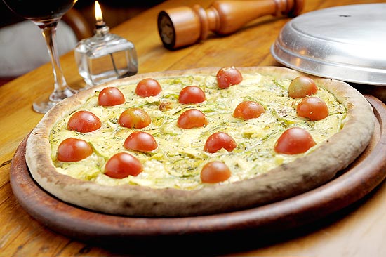 Pizza Gianne Albertoni da La Glória (foto) mistura abobrinha grelhada no azeite, mozarela e parmesão 