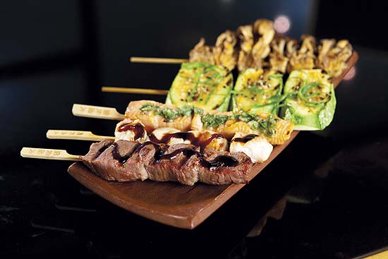 Além dos mais conhecidas receitas japonesas, os espetinhos Robata são oferecidos no restaurante Hiro