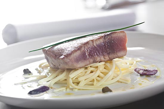 Atum com espaguete ao molho de palimito pupunha do, do Picchi, especialista em peixes e frutos do mar