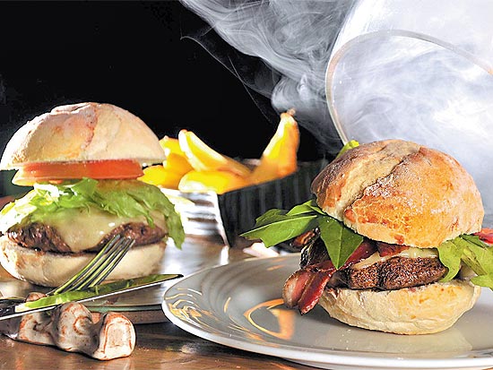O hambúrguer que leva queijo serrada Canastra (R$ 28) integra o Festival de Burgers do restaurante Rothko