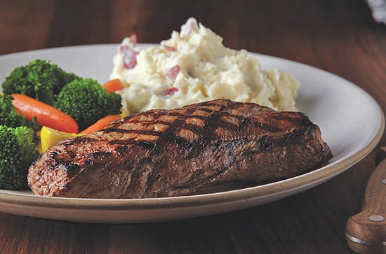 Applebee´s House Sirloin: steak de 250g temperado e acompanhado de Baked Potato e e vegetais ao vapor
