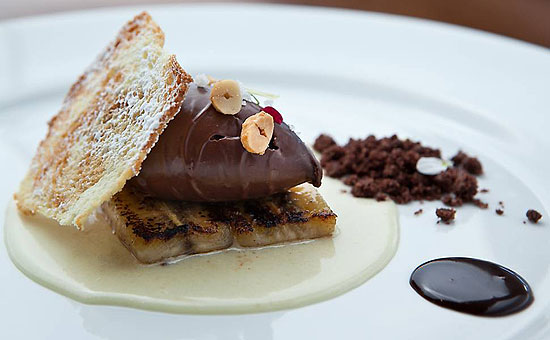 Sobremesa de creme de chocolate com banana servida no restaurante EAU French Grill durante a SPRW