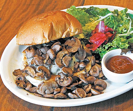Hambúrguer de cogumelos do restaurante Butcher's Market; a casa tem os lanches como estrelas do cardápio 