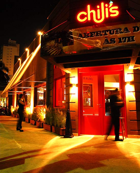 Fachada do novo restaurante estilo "setak house" Chili's, em Moema, que tem filiais em 34 países do mundo