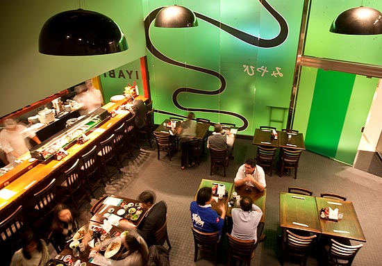 Ambiente do restaurante Miyabi, no shopping Top Center, citado por Ruy Ohtake como um dos mais bonitos de SP